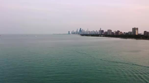 Beautiful Panning Aerial Shot Chicago Skyline Lake Michigan Large Green — Stock Video