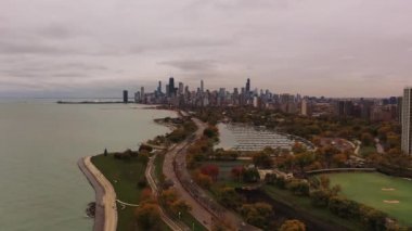 Şikago 'nun güzel panoramik manzarası. Göl kıyısında seyahat eden araçlar Diversey limanı ve Michigan Gölü' nden geçiyor. Gökyüzünde bulutlar var..