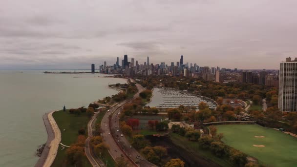 Hermosa Panorámica Aérea Panorámica Panorámica Del Horizonte Chicago Con Vehículos — Vídeo de stock