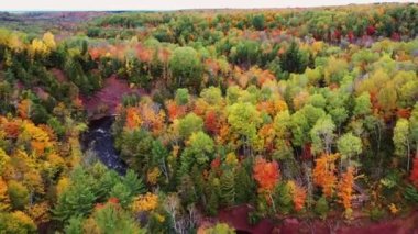Patates Nehri 'nin kıvrımlı nehir vadisinde yeşil, kırmızı, turuncu ve sarı yapraklarla kaplı tepeler ve uçurumlar üzerinde güzel bir sonbahar havası uçuyor..