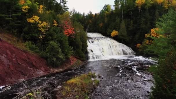 Gyönyörű őszi antenna követi a Krumpli folyó felfelé a hihetetlen Alsó Burgonya folyó vízesés, mint a víz zuhog le a sziklás szintek. — Stock videók