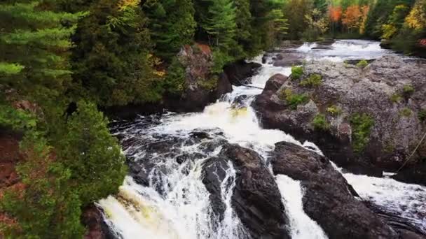 Krásný letecký pohled letící po Bramboru River Falls přes horní kaskády, skály a vodopád se zelenými, žlutými a oranžovými listy stromů nebo podzimní listí lemující břehy řeky. — Stock video