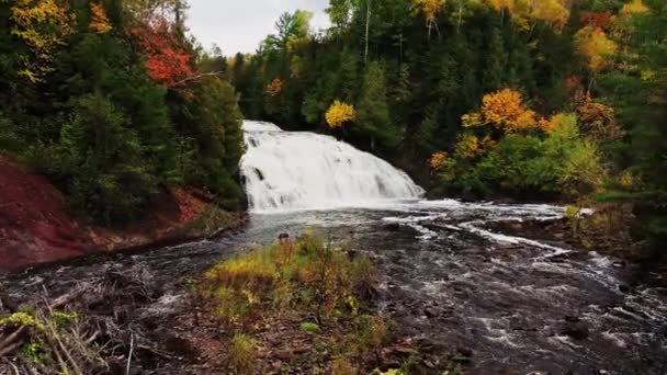 Krásný letecký pohled létající po Bramboru River Falls nad spodní kaskádou nebo vodopádem se zelenými, žlutými, oranžovými a červenými listy stromů nebo podzimním listím lemujícím břehy řeky. — Stock video