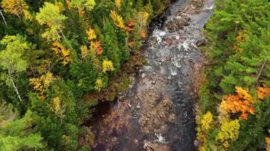 Güzel sonbahar hava manzarası aşağıya doğru uçuyor ve Sakson Şelalesi 'ni takip ederek Saxon Şelalesi' nin üzerinden geçerek kaya oluşumları ve renkli sonbahar yeşillikleri ve yeşermeleri ile birlikte güç evine ve yaya köprüsüne doğru ilerliyor..