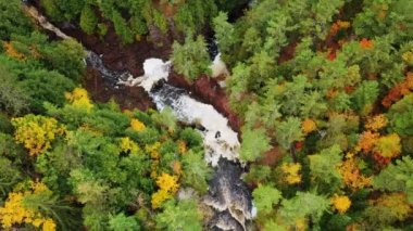 Tyler Forks nehri üzerinde Brownstone Şelalesi 'nin üzerinde uçan havadan aşağıya güzel bir bakış. Bad River ile birleşirken renkli sonbahar yaprakları ve Copper Falls Parkı' nda sonbaharda nehir kıyılarını kaplayan kızıl kayalar..