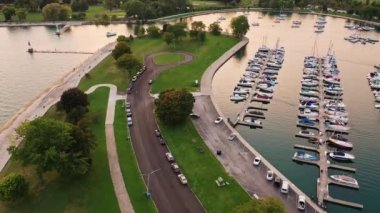 Chicago, IL - 23 Eylül 2020: Montrose limanına dönen bir yelkenli için güneş gökyüzünü pembeye ve turuncuya döndürmeye başlıyor.