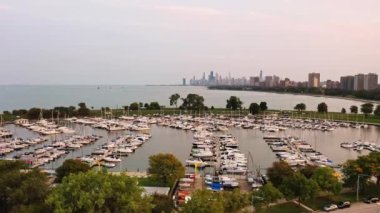 Chicago, IL - 23 Eylül 2020: Montrose Limanı göldeki birkaç yelkenliye rağmen tekne ve yelkenli dolu. 