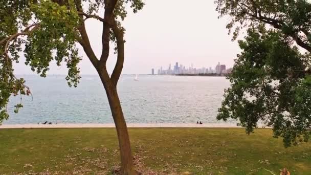 Chicago September 2020 Die Menschen Sitzen Und Genießen Das Warme — Stockvideo