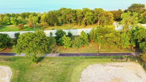 Chicago Septiembre 2020 Las Bicicletas Pasan Por Camino Frente Lago — Vídeo de stock