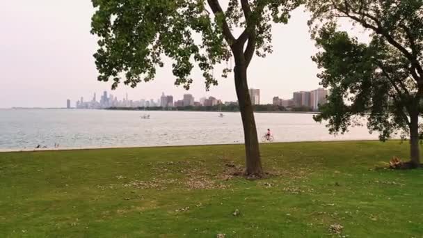 シカゴ 2020年9月23日 美しい秋の日にミシガン湖の湖畔に自転車に乗る女性 — ストック動画
