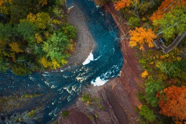 Güzel seyahatler, aşağı bakın eğimli bir nehir kıvrımının fotoğrafı kırmızı bir uçurum ve renkli sonbahar ağacı yaprakları ile kaplı Wisconsin 'deki Patates Nehri' nde.