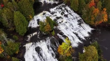 Bond Şelalesi 'ne doğru inen güzel bir seyahat havası Orta Şube Ontonagon Nehri' nin üzerinde. Yukarı Michigan 'da sonbahar renklerinde yaprakları olan yaprakları dökülen yapraklarla çevrili..
