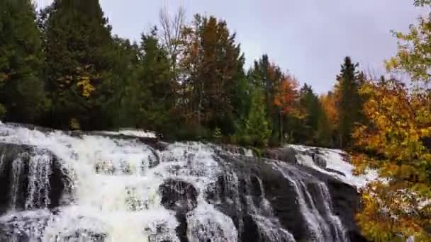 Krásné Cestování Vzduchem Létání Nahoru Přes Bond Falls Vodopád Střední — Stock video