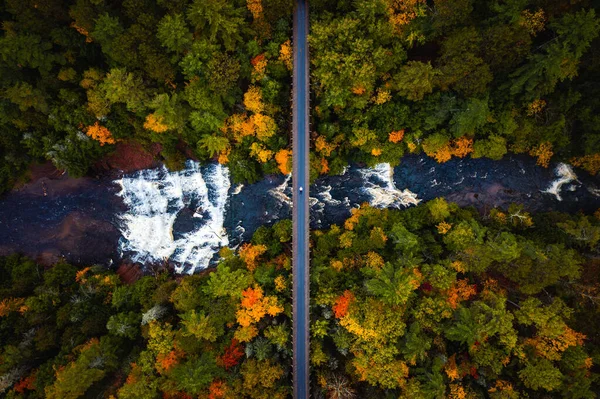 Krásný Podzim Pohled Dolů Cestovní Antény Muže Ležícího Opuštěném Železničním — Stock fotografie