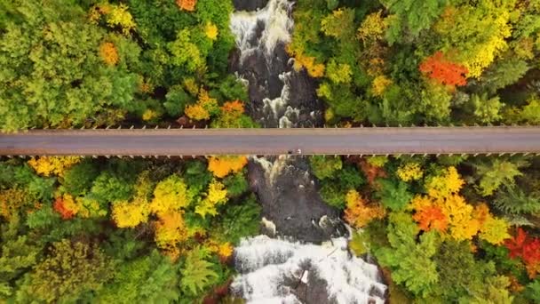 Havadan Yükselen Güzel Bir Adam Ontonagon Nehri Geçen Terkedilmiş Demiryolu — Stok video