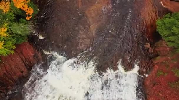 Beautiful close up aerial look down lowering down over Agate Falls waterfall to the rocky river bed and rapids below in Upper Michigan. — Stock Footage Beautiful Close Aerial Look Lowering Agate Falls Waterfall Rocky River Video Clip