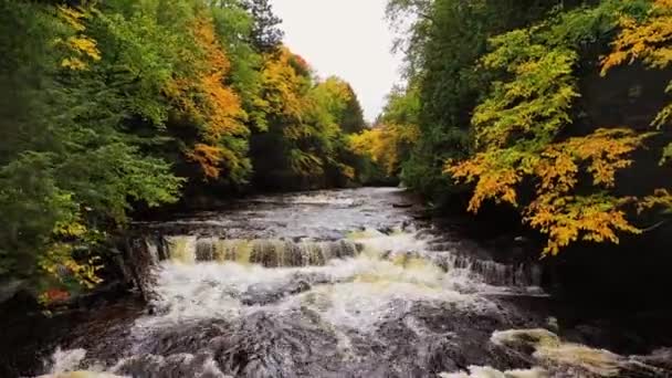 Schöne Luftaufnahme Des Ontonagon Flusses Über Die Wasserfallkaskaden Und Stromschnellen — Stockvideo