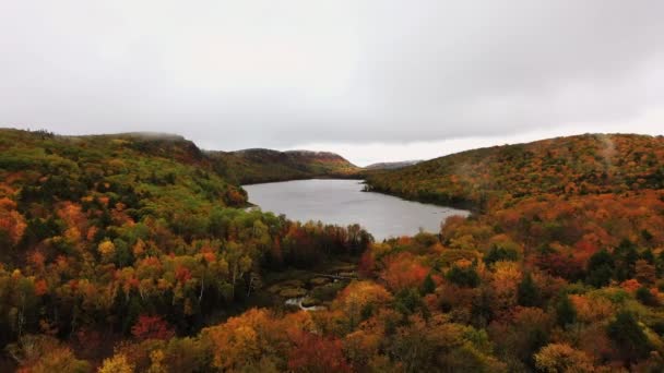구름의 호수와 언덕과 계곡을 형형색색의 잎으로 아침이면 가로지르는 보행자용 다리의 — 비디오