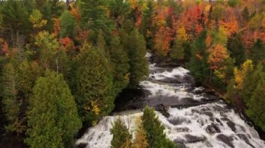Bond Şelalesi 'nin güzel seyyar havası Orta Şube Ontonagon Nehri' ni takip ederek nehrin yukarısındaki baraja kadar uzanır. Yukarı Michigan 'da sonbahar renklerinde yaprakları olan yapraklı ve yapraklı ağaçlarla birlikte..