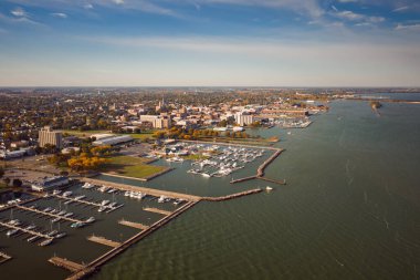 Güneşli bir günde aşağıda, Erie Gölü 'nün kıyı şeridinden Sandusky, Ohio' nun gökyüzü manzarası inanılmaz..