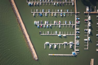 Sandusky Ohio 'daki Erie Gölü' ndeki tekne rıhtımlarına ve rıhtımlarına bakan yeşil renkli su ve durgun su araçlarından oluşan muhteşem bir bakış..