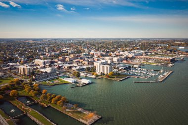Sandusky, OH - 17 Ekim 2020: Güneşli bir sonbahar gününde tekneler şehir merkezinin hemen dışındaki sahil boyunca rıhtımlara demirli olarak durur..