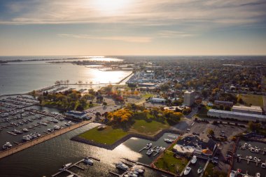 Sandusky, OH - 17 Ekim 2020: Tekneler güneşli bir sonbahar sabahı güneşli bir sonbahar sabahı Erie Gölü kıyıları boyunca Battery Park yakınlarındaki bir limanda rıhtımlarına demirlediler..