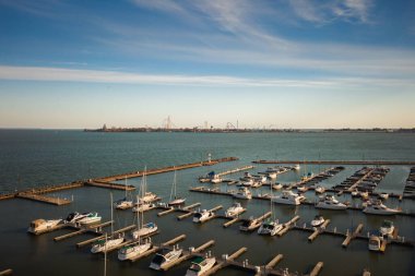 Sandusky, OH - 17 Ekim 2020: Kayık limanı ve Cedar Point lunaparkları güneşli bir günde Erie Gölü 'nün sakin sularında sessizce otururlar..