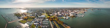 Sandusky, OH - 17 Ekim 2020: Tekneler, güneşli bir sonbahar sabahı sakin bir sonbahar sabahı Erie Gölü kıyıları boyunca Battery Park yakınlarındaki bir limanda rıhtımlarına demirlediler..