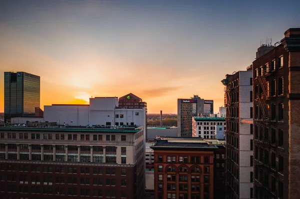 Toledo Října 2020 Slunce Začíná Svítit Oblohu Městskou Siluetou Odstíny — Stock fotografie
