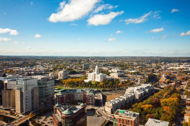 Providence, RI - 21 Ekim 2020: Güneşli bir sonbahar öğleden sonrasında şehir merkezindeki tepede büyük kubbesi ve beyaz duvarları olan tarihi Rhode Island State House dinleniyor..