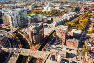 Providence, RI - 21 Ekim 2020: Güneşli bir sonbahar öğleden sonrasında, Woonasquatucket ve Moshassuck nehirlerinin birleştiği yerde trafik hareket ediyor..