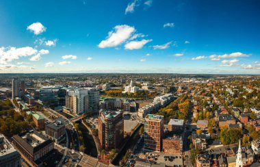Providence, RI - 21 Ekim 2020: Güneşli bir sonbahar öğleden sonrasında şehir merkezindeki tepede büyük kubbesi ve beyaz duvarları olan tarihi Rhode Island State House dinleniyor..