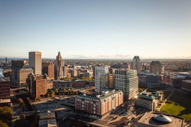 Providence, RI - 21 Ekim 2020: Şehir merkezindeki güneşli bir sonbahar öğleden sonrasında gökdelenler şehrin gökdelenini oluşturan yüksek katlı ofis ve konutların karışımı.