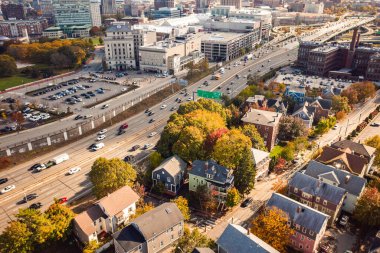Providence, RI - 21 Ekim 2020: Tarihi şehir merkezinin hemen dışındaki I-95 otoyolunda ve Providence 'da sıcak, güneşli bir sonbahar gününde yerleşim yerlerinde trafik sıkışıyor..