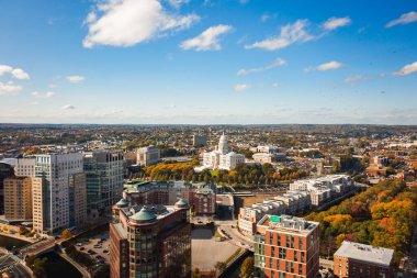 Providence, RI - 21 Ekim 2020: Güneşli bir sonbahar öğleden sonrasında şehir merkezindeki tepede büyük kubbesi ve beyaz duvarları olan tarihi Rhode Island State House dinleniyor..