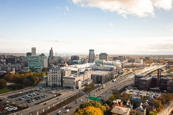 Providence, RI - 21 Ekim 2020: Sıcak, güneşli bir sonbahar gününde tarihi Providence şehir merkezinin hemen dışındaki I-95 otoyolunda trafik sıkışıyor..