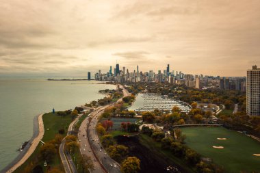 Kuzeyden Chicago şehrinin güzel gökyüzü manzarası Lincoln Park boyunca Michigan Gölü 'nde trafik, Lake Shore yolu, inşaat ve aşağısı bulutlu gökyüzü..
