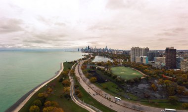 Kuzeyden Chicago şehrinin güzel gökyüzü manzarası Lincoln Park boyunca Michigan Gölü 'nde trafik, Lake Shore yolu, inşaat ve aşağısı bulutlu gökyüzü..