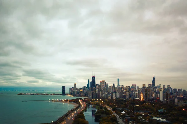 Piękny Widok Panoramę Miasta Chicago Światłami Wieżowcu Wieżowcu Budynków Ruchu — Zdjęcie stockowe