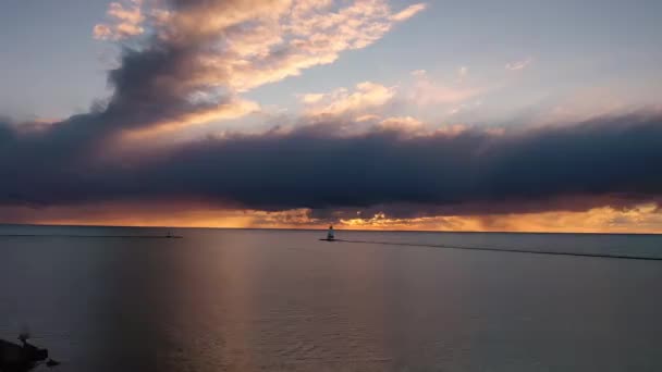 Όμορφη Κεραία Ηλιοβασιλέματος Panning Πάνω Από Βράχια Breakwater Λευκό Χρώμα — Αρχείο Βίντεο