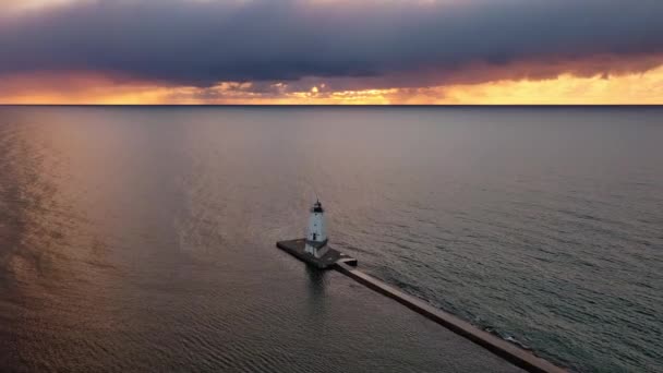 Bela Antena Pôr Sol Subindo Alto Acima Farol Quebra Mar — Vídeo de Stock