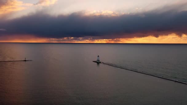 Prachtige Panning Out Zonsondergang Antenne Van Witte Gekleurde Ludington Breakwater — Stockvideo