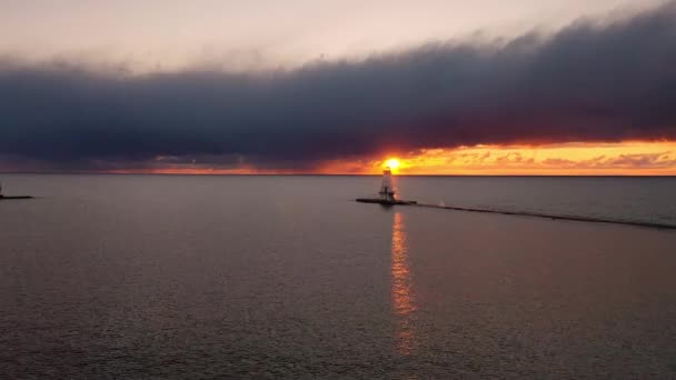 Sunset Anteny Latające Kierunku Latarni Morskiej Ludington Breakwater Jak Jasne — Wideo stockowe