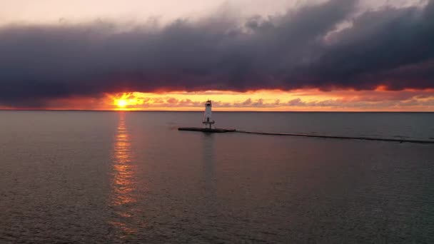 Ludington Kırık Deniz Fenerinin Güzel Hava Günbatımı Manzarası Parlak Sarı — Stok video