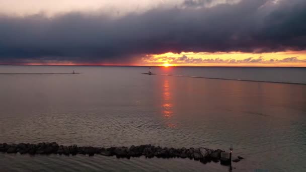 Красивый Закат Воздушный Панорама Направлении Белого Цвета Ludington Волнореза Маяк — стоковое видео