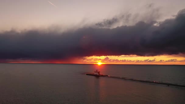 Güneşin Michigan Gölü Nün Sularına Yansıdığı Ludington Kırık Feneri Nin — Stok video