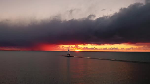 Belle Panoramique Aérienne Phare Brise Lames Ludington Avec Soleil Réfléchissant — Video