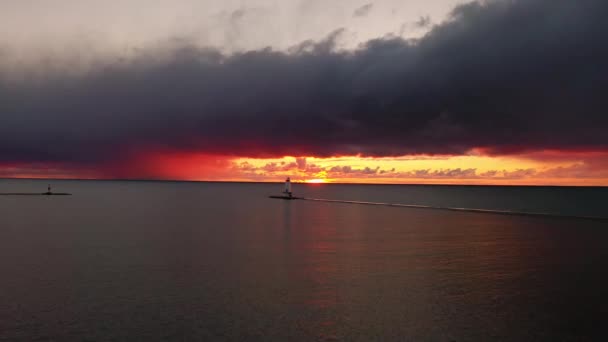 Piękna Panorama Powietrzu Latarni Morskiej Ludington Breakwater Słońcem Odbijającym Się — Wideo stockowe
