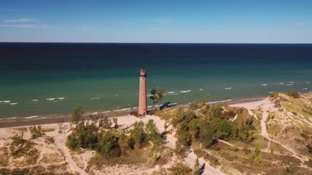 Bela Vista Aérea Circulando Torno Little Sable Farol Longo Costa — Vídeo de Stock